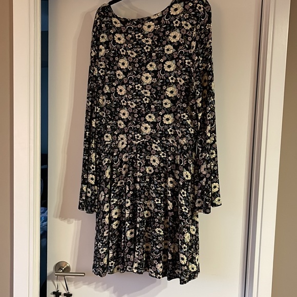 AMERICAN EAGLE Floral Boho Bell Sleeve Dress with keyhole neck - Picture 6 of 7
